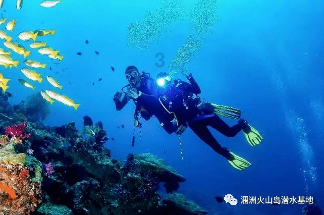 早高峰车辆路口抛锚 交警及时推车保畅通